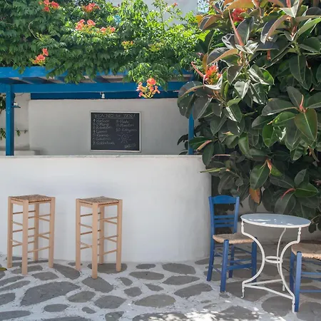 Adelfia * Parikia (Paros)