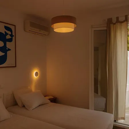 Adelfia * Parikia (Paros)
