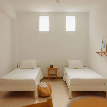 Adelfia * Parikia (Paros)