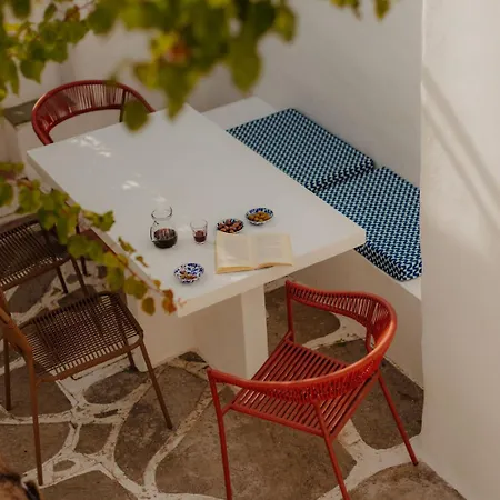 Adelfia * Parikia (Paros)