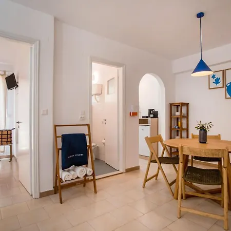 Adelfia * Parikia (Paros)