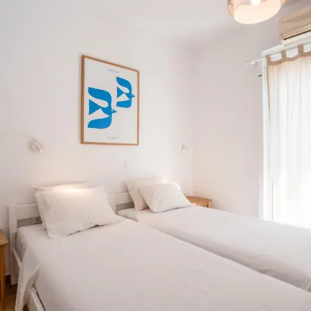 Adelfia * Parikia (Paros)